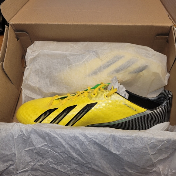 KIDS SOCCER CLEATS. - Picture 7 of 8